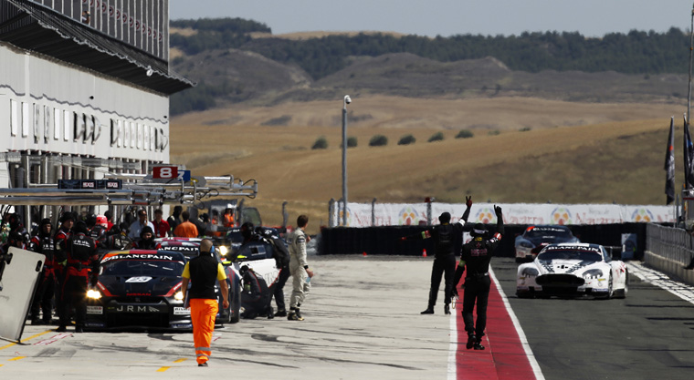 Nissan GT-R Race Scene Picture